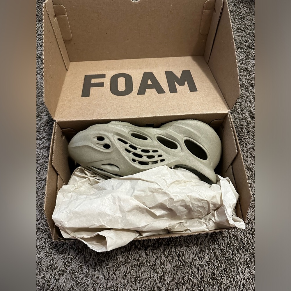 Women’s Yeezy sandals new haven’t been worn.